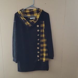 Long sleeve shirt..size is more like a 10/12